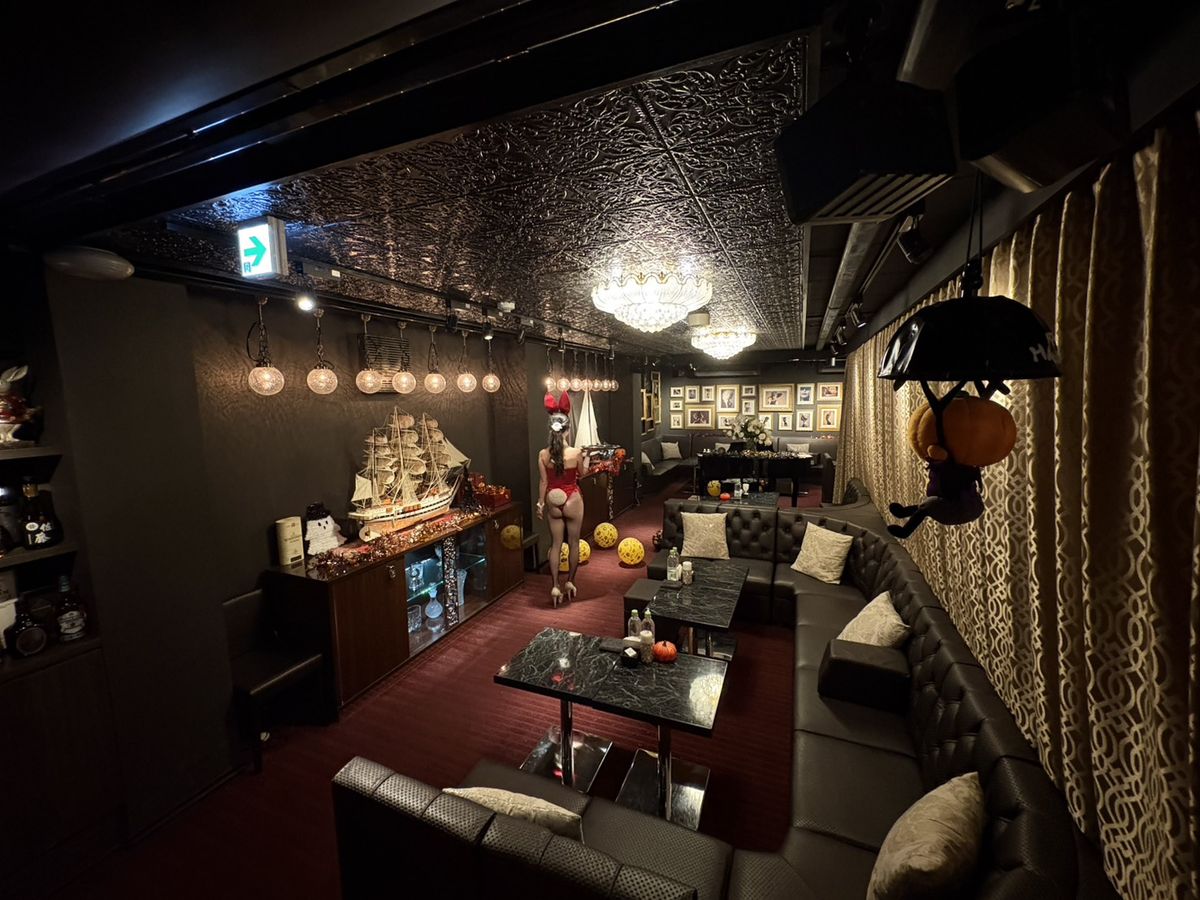 ZEUS & HERA 店内：シャンデリアとペンダントライトが輝く黒基調のフロア