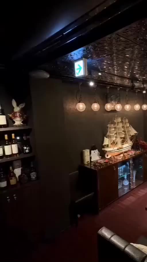 ZEUS & HERA 店内紹介フィルムのプレビュー：帆船の模型と暖色のペンダントライトが並ぶフロア
